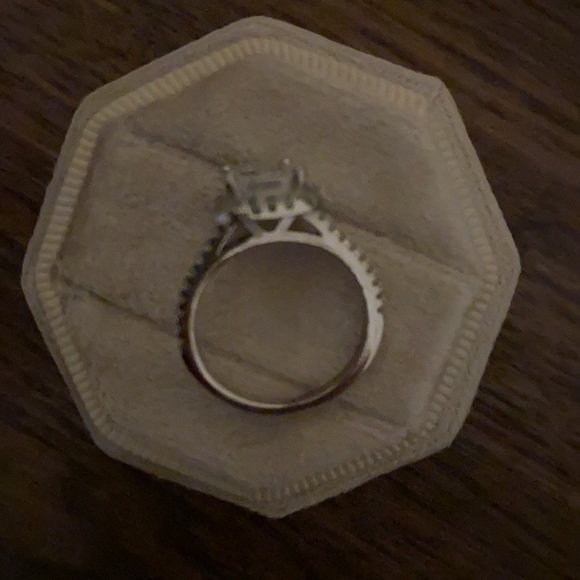 Cubic zirconia emerald cut ring - Picture 5 of 7